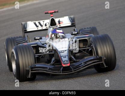 (Afp) - pilote de Formule 1 colombien Juan Pablo Montoya McLaren-Mercedes durs dans une voiture de course sur le circuit de Catalogne à Barcelone, Espagne, 24 novembre 2004. Montoya, qui est toujours sous contrat avec l'équipe Williams-BMW, a reçu la permission de tester pour sa nouvelle équipe McLaren-Mercedes pour qui il pilotera dans la prochaine saison de F1 2005. Banque D'Images