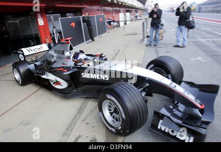 (Afp) - pilote de Formule 1 colombien Juan Pablo Montoya quitte la boîte dans une voiture de course de McLaren-Mercedes sur le circuit de Catalogne à Barcelone, Espagne, 24 novembre 2004. Montoya, qui est toujours sous contrat avec l'équipe Williams-BMW, a reçu la permission de tester pour sa nouvelle équipe McLaren-Mercedes pour qui il pilotera dans la prochaine saison de F1 2005. Banque D'Images