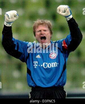 (Afp) - le gardien du Bayern, Oliver Kahn soulève son poing dans la victoire comme le dernier coup de sifflet après la Bundesliga match de football opposant le FC Bayern Munich et le FC Kaiserslautern dans Munich, 20 novembre 2004. Bayern a gagné le match 3-1 randonnées jusqu'à la première place dans la Bundesliga allemande. Banque D'Images