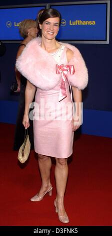 (Afp) - l'ex-star de patinage artistique Katarina Witt arrive à la 56e 'Bambi' media award cérémonie à Hambourg, Allemagne, 18 novembre 2004. Chaque année, le groupe allemand Burda Media rend hommage à des célébrités du monde du spectacle, la littérature, le sport et la politique. Banque D'Images