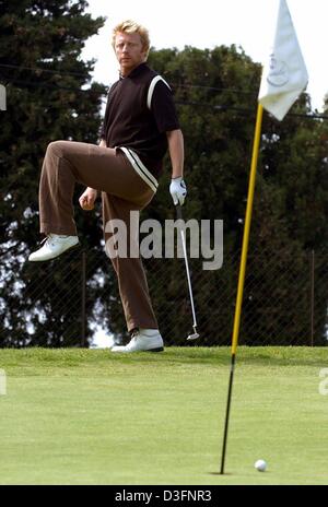 (Afp) - l'ancienne star de tennis allemand Boris Becker est fou au sujet de manquer une touché lors d'un tournoi de golf à Monte Carlo, Monaco, 19 mai 2003. Le tournoi fait partie de la "Laureus World Sports Award' qui sera présenté le 20 mai 2003 pour la quatrième fois et pour lequel Becker est membre du jury. Banque D'Images