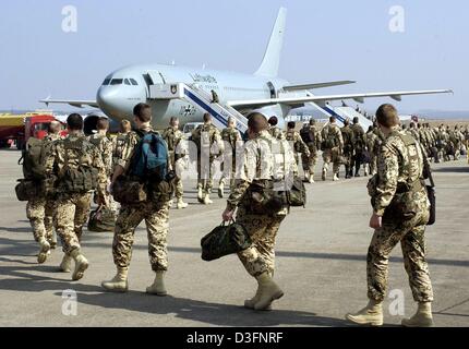 (Afp) - Des soldats de la CCBN 110 unités (unités de détection contre les armes nucléaires, chimiques et biologiques) de Hoexter prendre un avion à destination du Koweït, sur l'aéroport de Cologne, Allemagne, 21 mars 2003. Les spécialistes sont d'appuyer le bataillon NBC Allemand qui a été déployée au Koweït il y a plus d'un an. La présence de soldats de la PNE avec leurs chars de la très moderne Banque D'Images