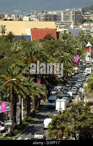 (Afp) - une vue sur la 'Boulevard de La Croisette à Cannes le jour de l'ouverture du 56ème Festival International de Cannes, France, 14 mai 2003. 20 films sont en compétition cette année pour la Palme d'Or Golden Award. Banque D'Images