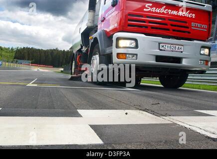 (Afp) - un camion de nettoyage avec les mots "nettoyer" écrit sur le capot sweaps le long de l'A1-Ring racetrack près de Zeltweg, Autriche, 15 mai 2003.Les équipes de course pour préparer le grand prix d'Autriche qui est la sixième course menant à la formule un worldchampionship et qui va commencer le 18 mai 2003. Banque D'Images