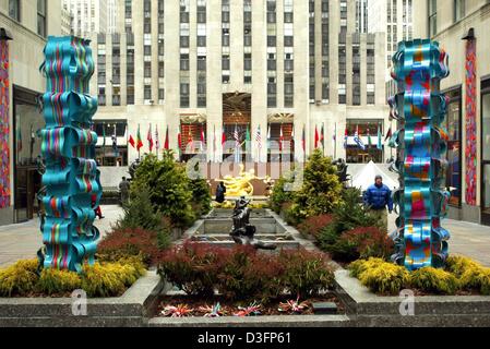 (Afp) - Photo du Rockefeller Center's 'Plaza' inférieur avec une statue en or montrant Prométhée et le bâtiment principal à l'arrière-plan à New York, 15 février 2003. Achevé en 1940, le Rockefeller Center était censé être le nouveau domicile de la Metropolitan Opera. L'opéra est retirée de l'accord et développeur John D. Rockefeller retravaillé le plan pour ouvrir le site comme 'Radio Cit Banque D'Images