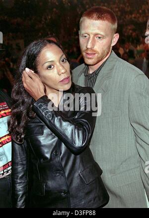 (Afp) - La star du tennis allemand Boris Becker en photo avec son épouse d'alors, Barbara Becker, à Munich, le 14 octobre 1995. Sa nouvelle petite amie Caroline ressemble étonnamment similaires à son ex petite amie et son ex femme. Juste une coïncidence ? Banque D'Images