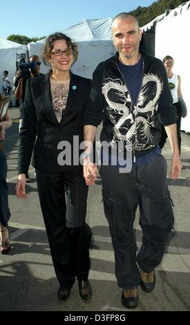 (Afp) - L'acteur Daniel Day-Lewis Britsh ('Gangs of New York", "La Rose et le serpent') arrive à l'Independent Spirit Awards avec sa femme Rebecca Miller à Santa Monica, Californie, 22 mars 2003 Banque D'Images