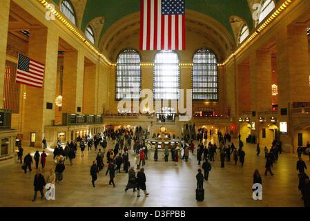 (Afp) - Des drapeaux américains sont fixés au plafond du hall principal de la gare Grand Central à New York, 20 février 2003. Grand Central, qui est situé à Park Avenue et 42e rue et a été construit en 1913, est l'un des principaux terminaux de train et gère les trains MetroNorth qui vont à l'état de New York et du Connecticut. Il y a de nombreux magasins, restaurants et bars à l'intérieur de la Banque D'Images