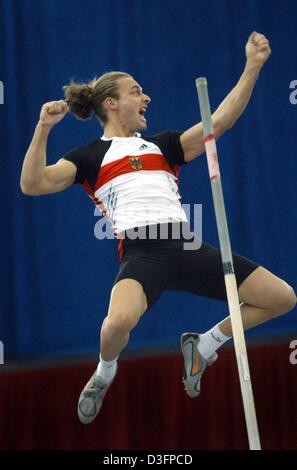 (Afp) - de l'Allemagne du triple saut Tim Lobinger saute de joie après l'effacement du 5.75m barre au 9es Championnats du monde en salle d'athlétisme à la National Indoor Arena (NIA) à Birmingham, le 15 mars 2003. Lobinger remporte l'or avec 5,80 m. Banque D'Images