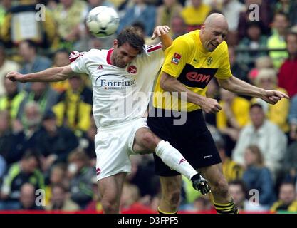 (Afp) - la République tchèque Jan avant Dortmund Koller (R) dans une position en duel avec le défenseur Polonais Tomasz Kos, au cours de la match de football Bundesliga Borussia Dortmund contre 1. FC Nuremberg à Dortmund, en Allemagne, le 10 mai 2003. Dortmund gagne dans le 32e round match 4-1 et se classe deuxième dans la Bundesliga allemande, tout en Nuernberg est menacée par la relégation sur la 17ème place. Banque D'Images