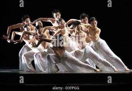 (Afp) - Les artistes de la Cloud Gate Dance Theatre of Taiwan répéter 'Moon' Eau au festival opera house à Baden-Baden, Allemagne, le 8 mai 2003. La performance combine la musique occidentale classique de Jean-Sébastien Bach avec l'est couramment mouvements Tai-Chi. Le théâtre de Taïwan effectuée du 8 au 10 mai à Baden- Baden dans les plats de l'International Ballet Festival. Banque D'Images