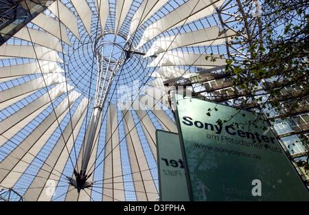 (Afp) - Une vue jusqu'à la coupole en verre de la Sony Center futuriste à la Potsdamer Platz (Place de Potsdam) au centre-ville de Berlin, 17 avril 2003. Le Sony Center est l'une des principales attractions touristiques de Berlin, comprenant un énorme complexe de restaurants, bars, animation et disposant d'une architecture spectaculaire. Banque D'Images