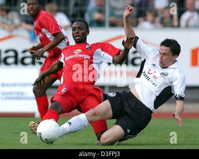 (Afp) - Le milieu de terrain de Fribourg Rolf-Christel Guie-Mien de Congo (L) se bat pour la balle avec le milieu de terrain du Burghausen Markus Luetzler au cours de la deuxième partie de football Bundesliga SC Freiburg contre Wacker Burghausen de Burghausen, Allemagne, 11 mai 2003. Fribourg gagne 2-1 et se classe en deuxième place de la Zweite Bundesliga, d'avancer à la première division de la Bundesliga dans le prochain se Banque D'Images