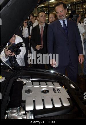 (Afp) - Bernd Pischetsrieder, Président du Conseil de Volkswagen (VW) car les producteurs, se penche sur le compartiment moteur de la Phaeton V10 TDI modèle, à la VW moderne de production à Dresde, Allemagne, 11 mars 2003. La voiture a été remis à la le premier ministre de l'Etat allemand de Saxe pour être sa voiture officielle. Au cours d'une conférence de presse, VW a donné des états financiers sur les Banque D'Images