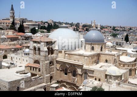 (Afp) - une vue sur l'église du Saint-Sépulcre à Jérusalem, 12 mai 1998. L'Empereur Constantin le Grand avait une église érigée sur ce site en 325 A.D. Les bâtiments ont été plusieurs fois détruite et reconstruite au cours des siècles. On croit que Jésus a été crucifié sur ce spot et enterrés ici. Banque D'Images