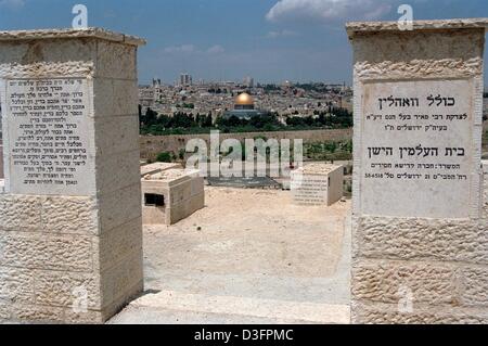 (Afp) - Une vue de la cimetière juif sur la vieille ville avec le dôme doré de la Coupole du Rocher à Jérusalem, le 13 mai 1998. Banque D'Images