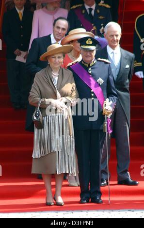 (Afp) - Les parents, le Roi Albert II et La Reine Fabiola de Belgique, sur la photo après le mariage de leur plus jeune fils, le Prince Laurent, à Claire Coombs, à la St Michel et de la cathédrale St Gudule à Bruxelles, Belgique, 12 avril 2003. Le prêtre français 'biker' Guy Gilbert propose de nombreux clients aux larmes avec son toucher sermon. Banque D'Images