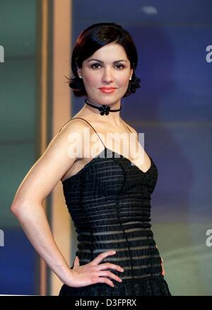 (Afp) - Anna Netrebko, soprano russe singer, photographié au cours de l'enregistrement d'une émission de télévision de Berlin, 4 mars 2003. Né à Krasnodar, Russie, Anna Netrebko a reçu sa formation vocale au Conservatoire Rimski-korsakov de Saint-Pétersbourg. Depuis ses débuts à l'Opéra Kirov 1994 elle a fait une tournée en Finlande, en Allemagne et en Israël, et avait fait des performances de l'Opéra de San Francisco en 1995. Banque D'Images