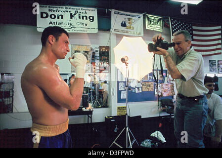 (Afp) - Le champion de boxe poids-lourds Wladimir Klitschko est photographié pendant une séance photo dans une salle de sport à Atlantic City, New Jersey, USA, 28 juin 2002. Banque D'Images