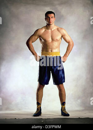 (Afp) - Le champion de boxe poids-lourds Wladimir Klitschko pose au cours d'une séance photo dans une salle de sport à Atlantic City, New Jersey, USA, 28 juin 2002. Banque D'Images