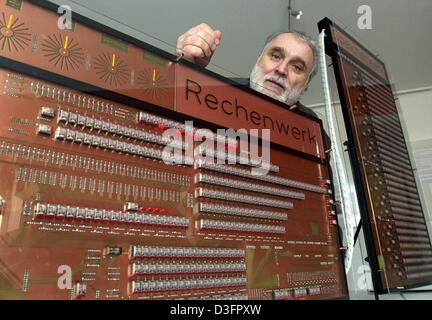 (Afp) - Leopold Stein, membre de la société Zuse, présente une réplique de la Z 3, le légendaire première calculatrice de l'ordinateur pioneer Konrad Zuse, Konrad Zuse au musée à Huenfeld, Allemagne, 3 avril 2003. Le titre sur la carte à puce se lit 'Rechenwerk calculatory» (travaux publics). L'original Z3 a été présenté par Konrad Zuse à son domicile le 12 mai 1941 : c'était la première pro Banque D'Images