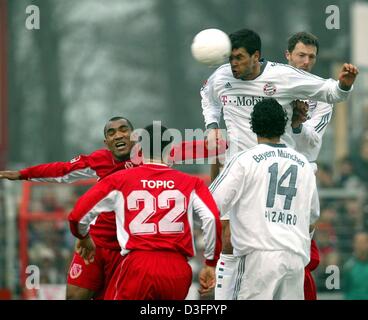 (Afp) - Le milieu de terrain Michael Ballack de Munich (en haut, deuxième à partir de la R) frappe un but avec un en-tête et de Munich met en tête avec 0-1 tandis que (L) de Cottbus' défenseur brésilien da Silva Vragel et gâche bosniaques Marko sujet ne sont pas en mesure d'intervenir, Munich's defender Thomas Linke (dos, R) sauts et aussi l'attaquant péruvien Claudio Pizarro (avant, R) se penche sur la scène au cours de la Bundes Banque D'Images