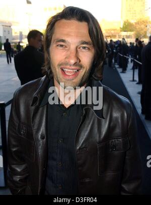 (Afp) - L'acteur français Olivier Martinez arrive à Giorgio Armani's party pour l'ouverture de l'exposition de l'Armani à Berlin, 7 mai 2003. Martinez est le nouveau visage de la collection printemps 2003 Armani. Banque D'Images