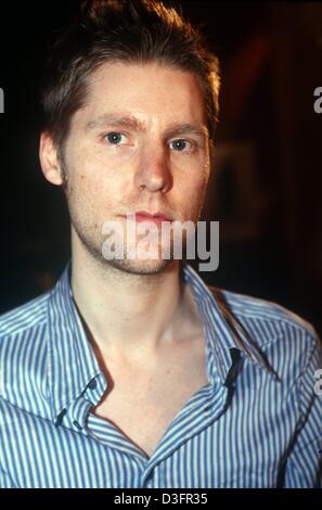 (Afp) - Christopher Bailey, directeur de la création de la marque Burberry, picured pendant l'Pret-a-Porter montre dans Paris, le 3 mars 2003. Le 31-year-old British designer avait étudié le design de mode au Royal College of Art et a été depuis travaillant pour Donna Karan et Gucci, entre autres. Depuis 2201 il travaille pour Burberry. Banque D'Images