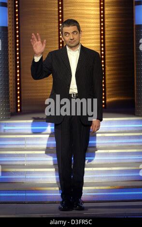 (Afp) - Le comédien britannique Rowan Atkinson alias 'Mr Bean' tire une face au cours de l'émission de télévision populaire 'Wetten Dass... ?' (pari que... ?), à Lucerne, Suisse, 22 mars 2003. L'émission en direct diffusée par la station de télévision allemande ZDF a été regardée par 13,8 millions de personnes (ce qui est une part de marché de 44  %), même s'il a été l'objet d'être annulée à la dernière minute en raison de la guerre en Irak. Banque D'Images