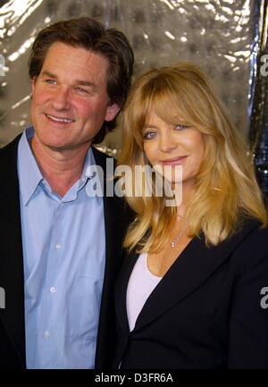 (Afp) - couple de Hollywood Kurt Russell et Goldie Hawn sourire avant de l'avant-première du nouveau film de Russel 'Dark Blue' à Los Angeles, 12 février 2003. Situé dans le département de la police de Los Angeles en avril 1992, 'Dark Blue' est un thriller dramatique qui a lieu quelques jours avant l'acquittement de quatre officiers blancs dans le battement de l'automobiliste noir Rodney King et les émeutes de Los Angeles Banque D'Images