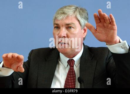 (Afp) - Michael Sommer, Président de la Deutscher Gewerkschaftsbund DGB (Fédération des syndicats allemands) et parle des gestes avec ses mains lors d'une conférence de presse à Berlin, le 8 mai 2003. Sommer a introduit un concept alternatif pour les projets de réforme du gouvernement "Agenda 2010". Le DGB a proposé un programme d'investissements de 15 milliards d'euros en vue de stimuler l'éco nationale Banque D'Images