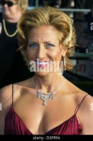 (Afp) - L'actrice américaine d'origine italienne et suédoise Edie Falco ('The Sopranos', 'Sunshine State', 'Imperial') arrive à la Screen Actors Guild Awards à Los Angeles, Californie, 9 mars 2003. Elle a reçu un prix pour son rôle dans la série TV "Les Sopranos". Banque D'Images