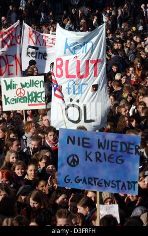 (Afp) - Les étudiants 6000 protester contre une guerre avec l'Iraq à Dortmund, en Allemagne, le 14 février 2003. Les trois affiches bien visibles lire "plus jamais la guerre", "Pas de sang pour le pétrole" et "Nous ne voulons pas la guerre". Les organisateurs ont déclaré que ce que les élèves de Cologne a également pris part à la manifestation. La manifestation était organisée par l'initiative des élèves et de la DGB-Jugend, l'organisation de jeunesse de la Fédération o Banque D'Images
