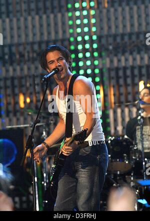 (Afp) - le chanteur Marc Terenzi du boygroup de naturelles, lors du spectacle 'La Coupole' 2003 spectacle de musique à l'Olympia Festival Hall de Munich, Allemagne, 28 février 2003. Il est le 25e anniversaire de l'événement musical qui a lieu tous les trimestres et où près de 10 000 fans peuvent célébrer les idoles de la pop et du rock. Banque D'Images