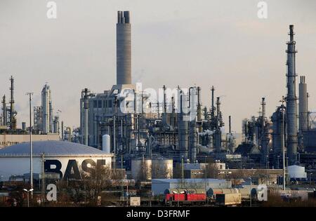 (Afp) - Une vue de l'usine de BASF à Ludwigshafen, Allemagne photo, 14 mars 2003. BASF a l'intention de payer leurs actionnaires un dividende plus élevé que l'an dernier. Il est majoré de 10 100 jusqu'à 1,40 Euro. Selon BASF, un total de 798 millions d'euros sera versé. Cette proposition du conseil seront négociés sur les principaux assemblée générale le 6 mai. Banque D'Images