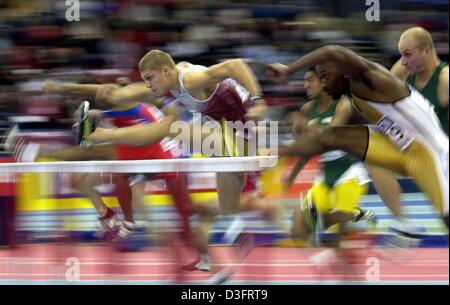 (Afp) - des obstacles au cours de la claire sprinteurs 60m haies lors des 9es Championnats du monde en salle d'athlétisme à la National Indoor Arena (NIA) à Birmingham, le 15 mars 2003. Banque D'Images