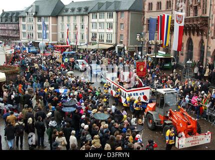 (Afp) - la décoration colorée et richement décorés flotte rouler à travers le centre-ville tandis que les enfants et les adultes bordent les rues de Francfort, Allemagne, 2 mars 2003. Des milliers de spectateurs ont assisté au défilé en dépit d'un temps pluvieux. Banque D'Images