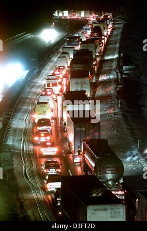 (Afp) - Des chutes de neige soudaine au cours de la soirée, l'heure de pointe déjà frustrant les conditions de circulation plus dangereux sur l'autoroute A3 près de 90402 Nürnberg, Allemagne de l'ouest, le 31 janvier 2003. Le trafic sur la partie de la route entre Francfort et Wurtzbourg a été sauvegardé pour plus de 30 kilomètres. Banque D'Images