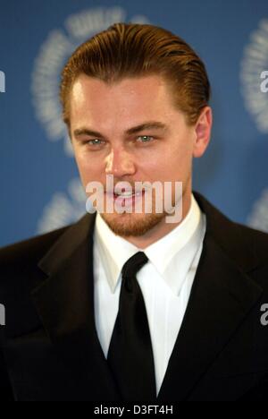 (Afp) - L'acteur américain Leonardo DiCaprio pose des coulisses de la Directors Guild of America (DGA) Awards à Los Angeles, 1 mars 2003. Banque D'Images