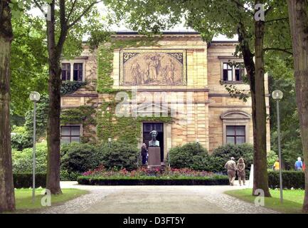 (Afp) - Les visiteurs faire un tour en face de la Villa Wahnfried qui abrite le Musée Richard Wagner à Bayreuth, Allemagne, 21 août 2001. En 1872, le compositeur allemand Richard Wagner s'installe à Bayreuth, ville de Bavière, où il avait la villa construite que sa résidence et où il a conçu le théâtre Festspielhaus (maison), où Wagner festivals (les Festivals de Bayreuth '') Banque D'Images