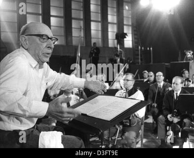 (Afp) -Igor Fiodorovich Stravinski, compositeur américain d'origine russe, effectue la NDR Symphony Orchestra pour un enregistrement à la station de radio NDR à Hambourg, le 10 septembre 1965. Stravinski est né le 17 juin 1882 à Oranienbaum (Lomonossov), près de Saint-Pétersbourg, en Russie, et mort le 6 avril 1971 à New York. Le fils d'un bass d'opéra, il a décidé d'être un compositeur à 20 ans et studi Banque D'Images