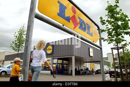 (Afp) - Le logo de la chaîne de magasins d'escompteur allemande Lidl est perçu à l'extérieur d'un magasin Lidl à Fellbach, Allemagne, 30 avril 2003. La chaîne boutique alimentaire augmente rapidement non seulement en Allemagne, mais également dans plusieurs pays européens. Lidl a son siège social à Neckarsulm, en Allemagne du sud. Banque D'Images