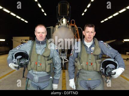 (Afp) - Deux pilotes posent devant leur avion de guerre, un fantôme Mc Donnell Douglas F-4F Phantom II, sur la base aérienne de l'escadron de chasse 74 oelders «' à Neuburg, Allemagne, 5 février 2003. L'escadron de chasse a reçu le nom Moelders le 22 novembre 1973 qui a été le 32e anniversaire de la mort du Colonel Werner Moelders. Le Squadron 74 est l'un des quatre escadrons plus "riche Banque D'Images