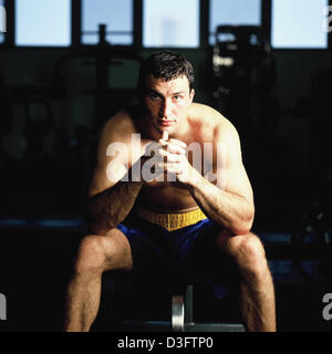 (Afp) - Le champion de boxe poids-lourds Wladimir Klitschko est photographié pendant une séance photo dans une salle de sport à Atlantic City, New Jersey, USA, 28 juin 2002. Banque D'Images