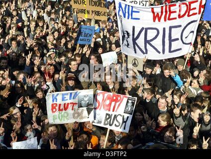 (Afp) - 7 000 étudiants protester contre une guerre avec l'Iraq à Dortmund, en Allemagne, le 14 février 2003. Leurs affiches lire "plus de guerres' ('Nie wieder Krieg'), 'Pas de sang pour le pétrole" ("Kein Blut für Oel'), 'Stop' ('SBush Bush toppt') et "Seuls les imbéciles des guerres' ('Nur Idioten fuehren Kriege'). Les organisateurs ont déclaré que ce que les élèves de Cologne a également pris part au rallye. La manifestation était organisée par Banque D'Images
