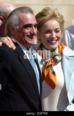 (Afp) - L'actrice Sharon Stone nous hugs film réalisateur Martin Scorsese ("Casino") après qu'il a reçu son étoile sur le Walk of Fame à Hollywood, le 28 février 2003. Banque D'Images