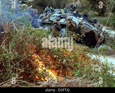 (Afp) - Un véhicule blindé léger (VBL) réservoir de la 3e (3e Bataillon de Reconnaissance Amoured LAR) s'est retrouvé dans une tranchée après une fusillade près de Thamir, une banlieue de Bagdad, 6 avril 2003. Ce jour-là, les troupes américaines avancées pour la deuxième fois dans un délai de 24 heures dans la capitale irakienne. Banque D'Images