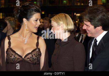 (Afp) - L'actrice hollywoodienne gallois Catherine Zeta Jones (L) s'entretient avec sa co-star Renee Zellweger (C) et le réalisateur Rob Marshall en avant de la projection de "Chicago" à la 53e édition du festival du film de Berlin à Berlin, 6 février 2003. Leur film 'Chicago' a démarré cette année, le festival international du film de Berlin et à court de compétition. Plus de 2 000 personnes ont assisté à la cérémonie d'ouverture Banque D'Images