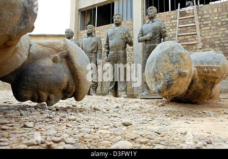 (Afp) - statues et bustes de l'ancien président irakien Saddam Hussein se trouvent dans la terre dans la cour d'une usine qui produit des répliques du dictateur, à Bagdad, le 27 avril 2003. Le sort de Saddam Hussein et ses fils après leur régime a été renversé demeurent inconnus. Banque D'Images