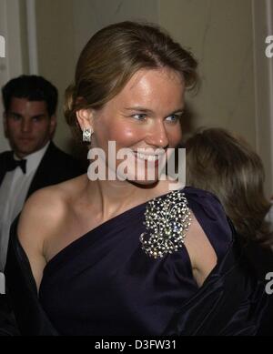 (Afp) - La Princesse Mathilde de Belgique sourire alors qu'elle arrive pour la remise des prix de la caméra d'or à Berlin, 4 février 2003. Son mari était l'un des présentateurs. La caméra d'or a été accordé en 16 catégories pour la 38e fois par le German TV revue "Hoerzu" ("écouter"). Banque D'Images